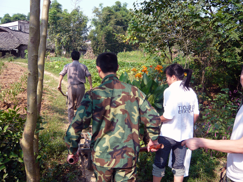 推着独轮车,前往目的地